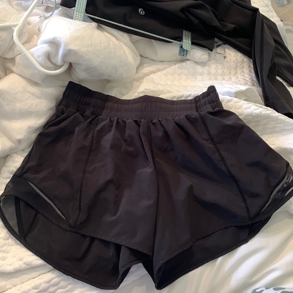 Lululemon shorts size 6 4”inch Hotty Hot